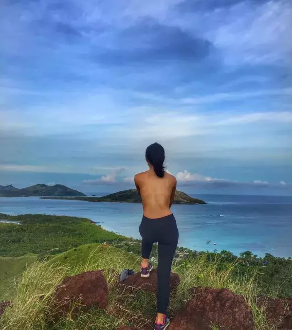 Ein Moment der Topless-Ruhe für diese Touristin