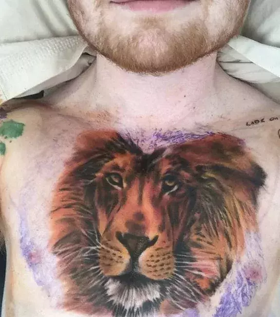 Ein nicht ganz so schicker Löwe auf der Brust von Ed Sheeran