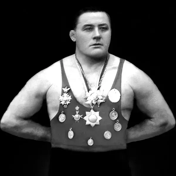 Ein russischer Bodybuilder mit Auszeichnungen, um 1900