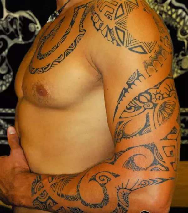 Ein schönes polynesisches Tattoo auf dem Arm von einem Mann