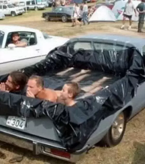 Ein Schwimmbad im Auto