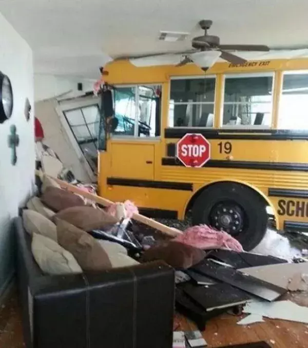Ein sehr schlecht geparkter Bus