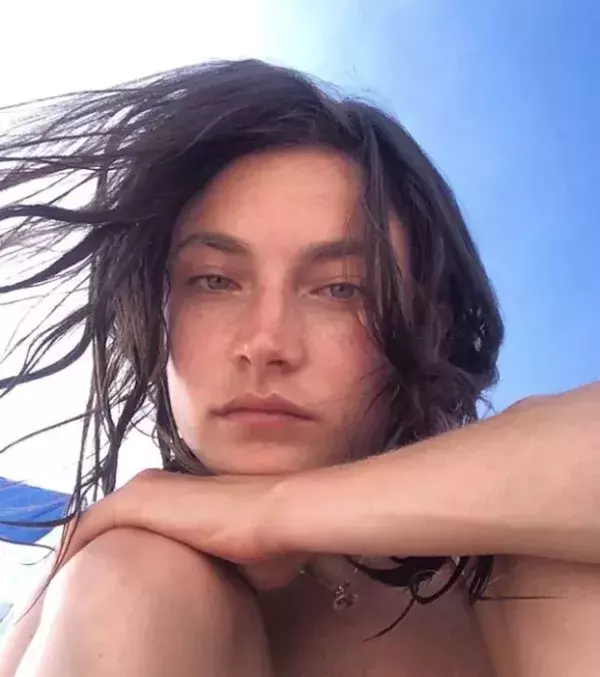 Ein Selfie von Jacquelyn Jablonski ohne Make-up am Strand