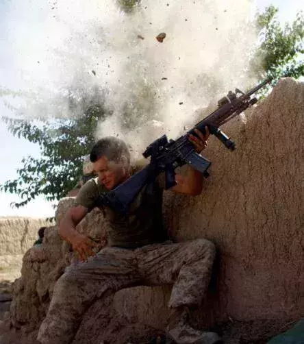 Ein Soldat, der bei einem feindlichen Schuss Staub schlucken muss