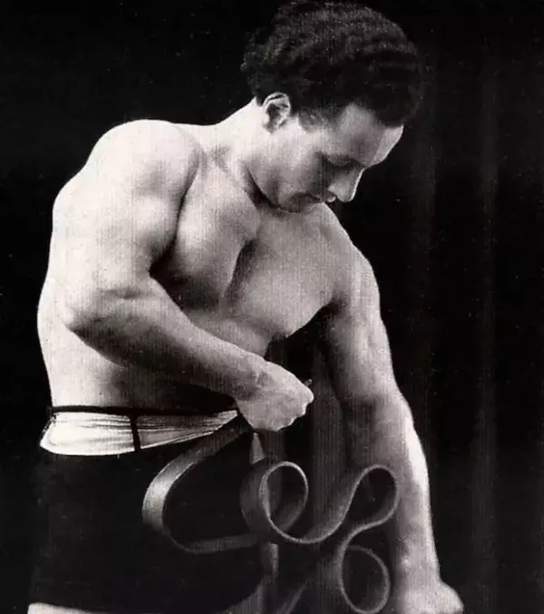 Ein Strongman, fotografiert um 1920