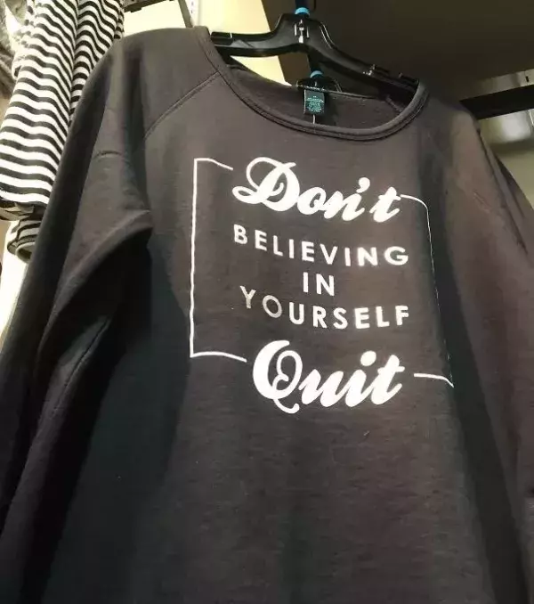 Ein T-Shirt für Deprimierte mit einem sehr schlecht gewählten Spruch...