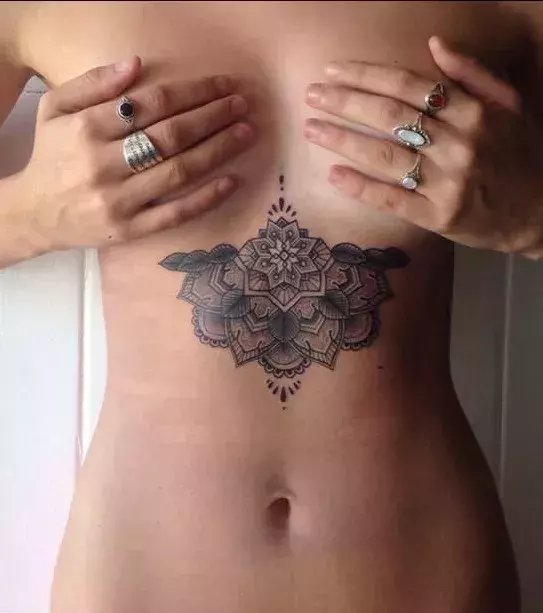 Ein Tattoo im Stile eines Mandalas!