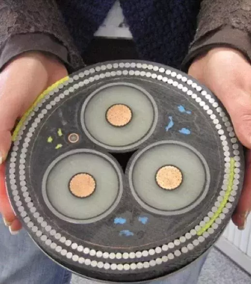 Ein unterirdisches Kabel