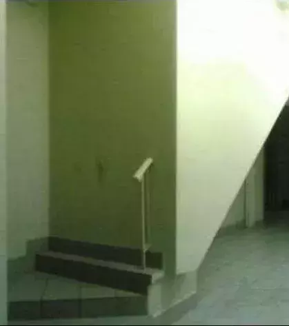 Eine Treppe, die in eine Mauer führt