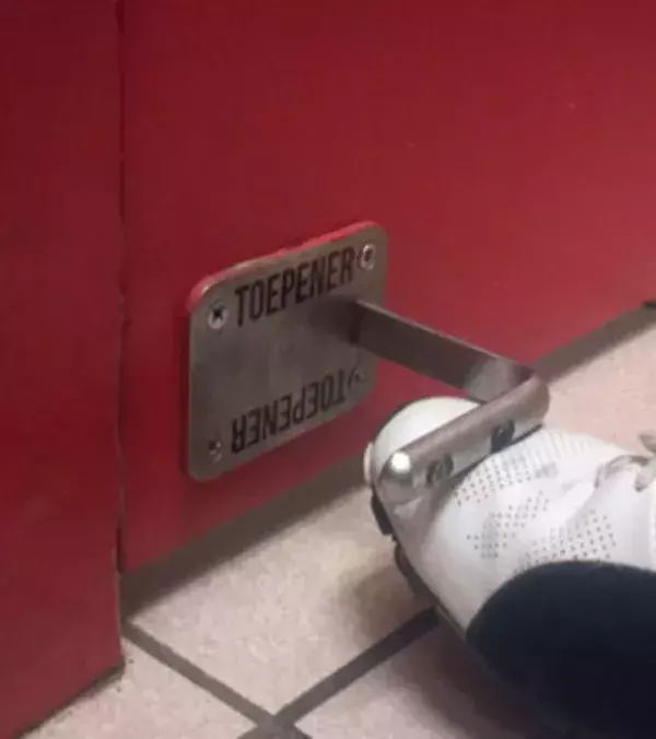 Eine Türklinke für die Füße