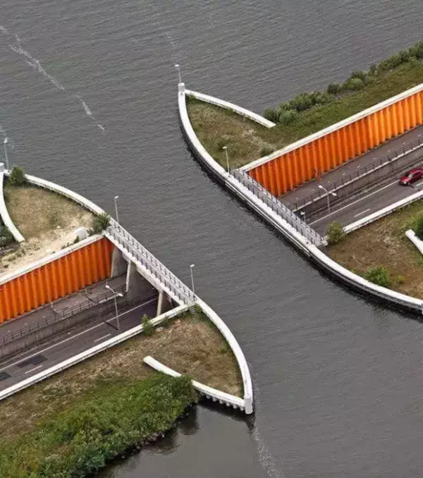 Eine Wasser-Brücke in den Niederlanden