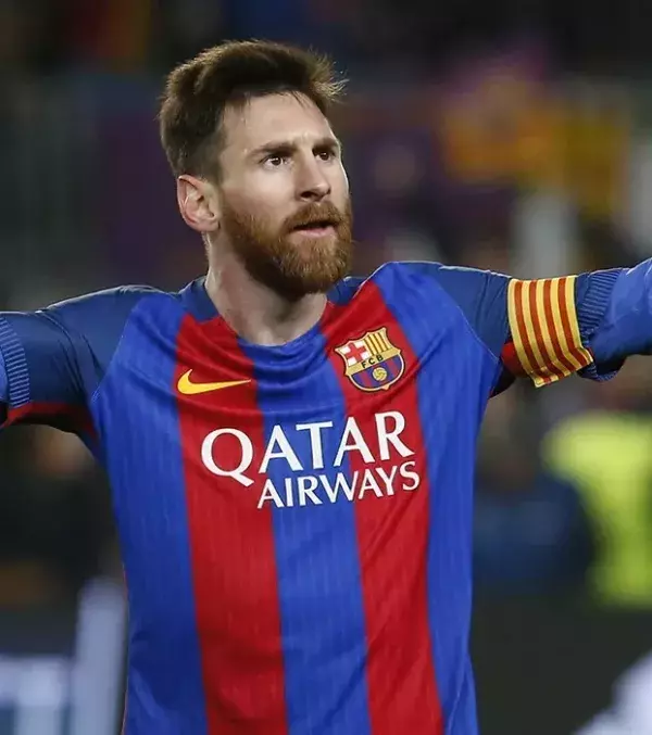 Einer der besten Fußballer der heutigen Zeit ist ganz klar Lionel Messi. Er hat so ziemlich jeden Rekord gebrochen. Das einzige, was ihm noch fehlt: Der Weltmeistertitel!