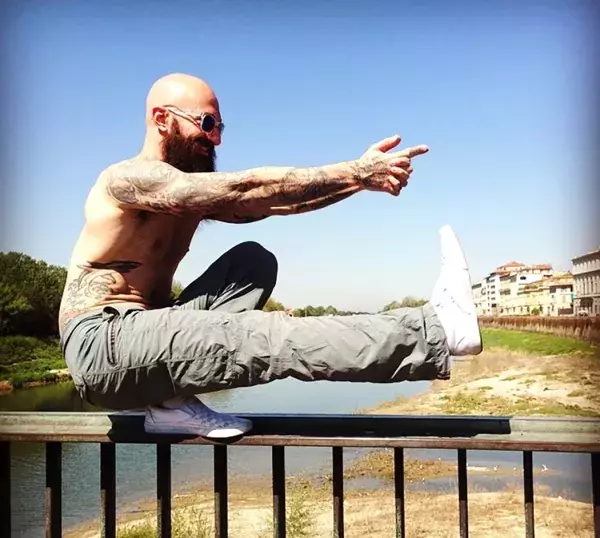 Einfache Squats kann ja jeder - doch wie sieht das mit den Dragon Pistol Squats aus? (c) Dragon Door Publications