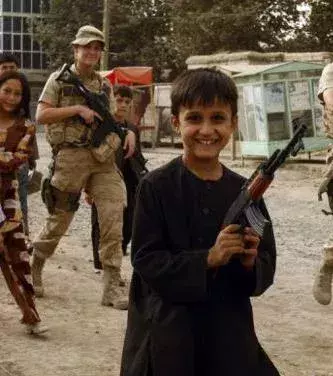 Einmal so zu sein wie die Großen, daran findet dieser Junge mit einer Plastikwaffe Gefallen