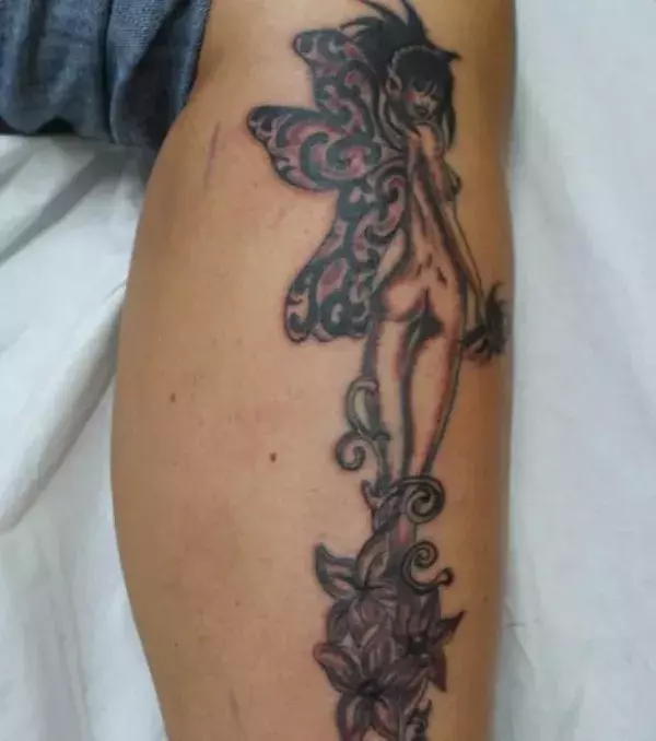 Elfen Tattoo auf der Wade eines Mannes