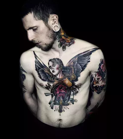 Engel Tattoo auf der Brust von einem Mann
