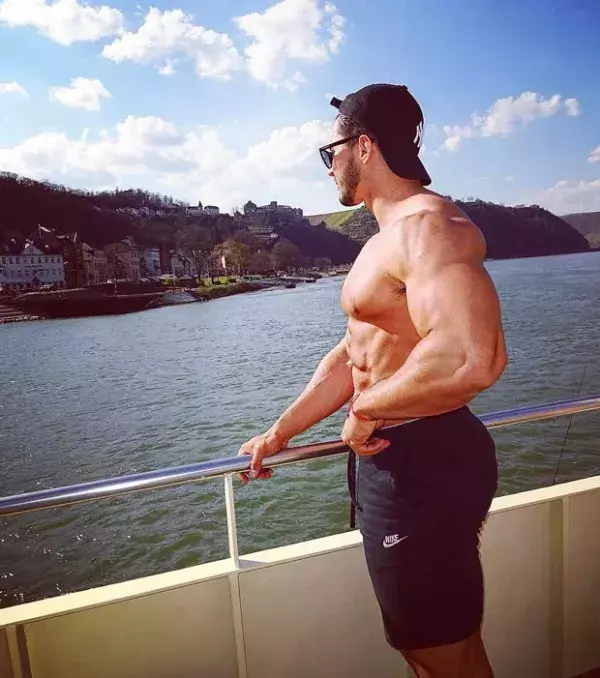 Er kam von Frankreich nach Deutschland. Dann meldete er sich bei McFit an...