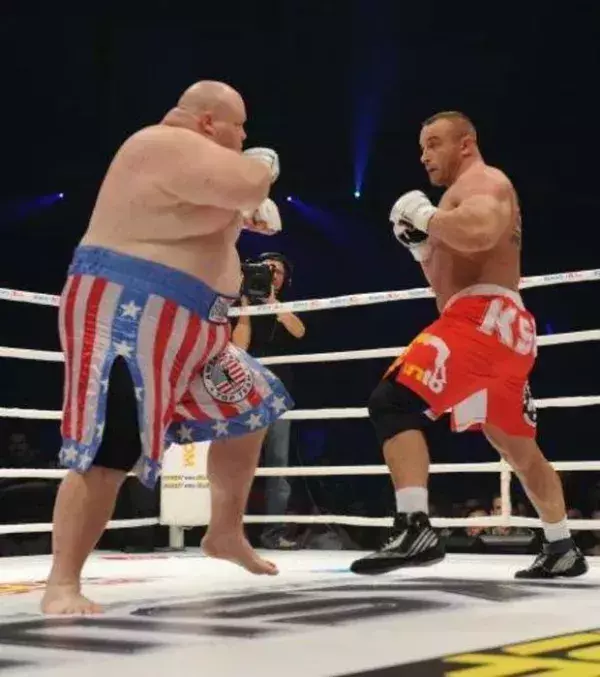 Erick Esch - Er ist ein ungewöhnlicher Boxer, denn er wiegt 205 kg und ist 1,82 m groß.