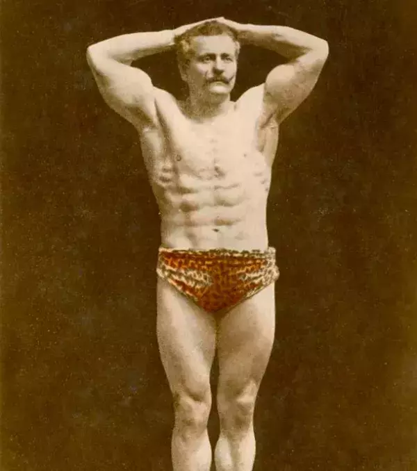 Eugen Sandow (1900): Er war der Begründer der Bodybuildings und gründete auch die erste Fitnesszeitschrift. Er hat Techniken entwickelt, die noch heute benutzt werden. Man beachte: Seinen Wahnsinns-Sixpack!