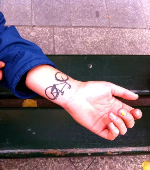Fahrrad Tattoo auf dem Handgelenk von einem Mann