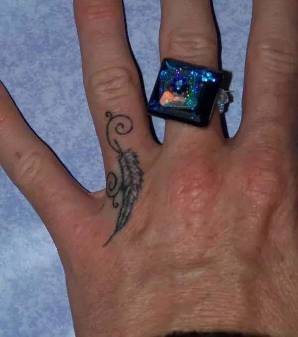 Feder Tattoo auf dem Finger von einem Mann
