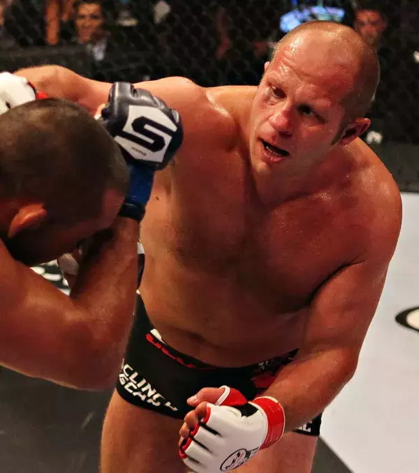 Fedor Emelianenko! Er hatte zwischen 2001 und 2009 eine Serie von 27 Siegen, doch je älter er wird, desto mehr wird er zu einem Schatten seiner Selbst. Eine wahre Legende... der Vergangenheit!