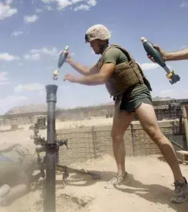 Fehlt hier nicht etwas? Das ist wohl Leben am Limit: Rakete platzieren mit Helm, kugelsicherer Weste, aber ohne Hose!