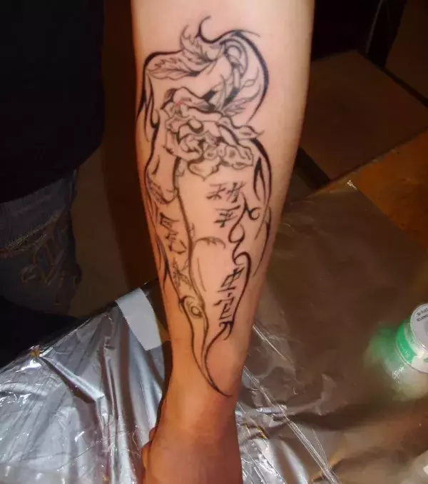 Flammen Tattoo auf dem Arm eines Mannes