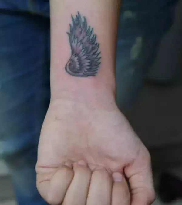 Flügel Tattoo auf dem Unterarm eines Mannes