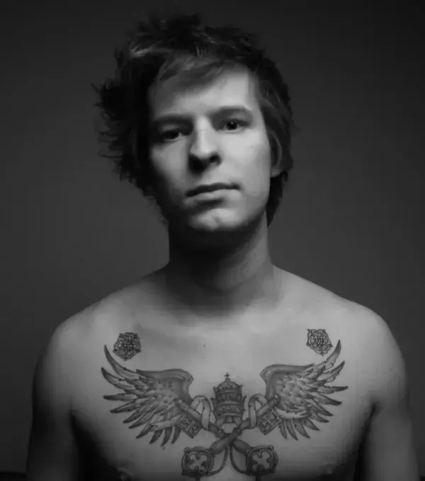 Flügel Tattoo auf der Brust von einem Mann