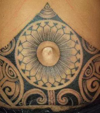 Formen Tattoo auf dem Bauch eines Mannes