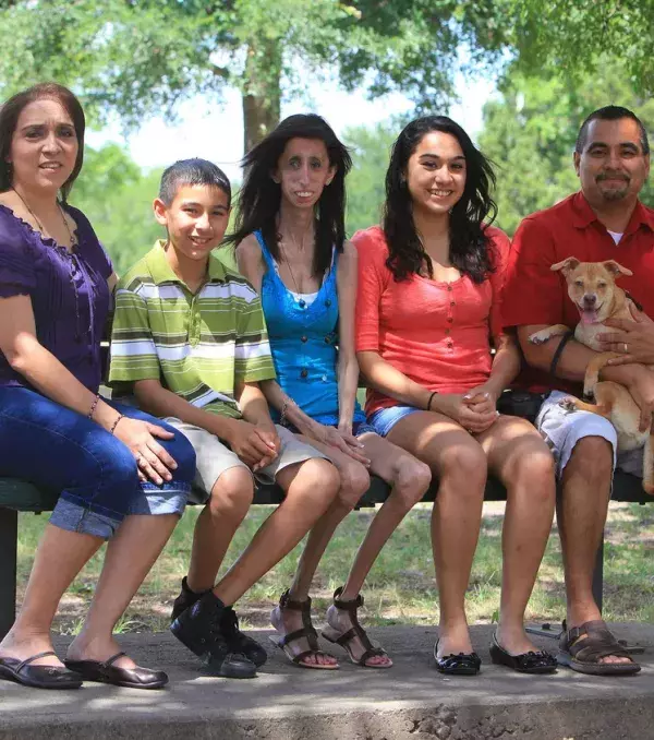 Foto der ganzen Familie von Lizzie Velasquez, die als hässlichste Frau der Welt gilt