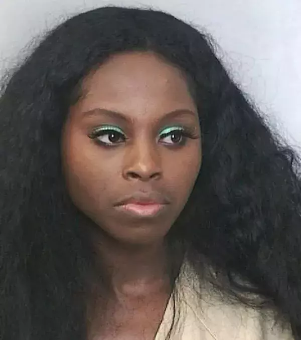 FOXY BROWN - Die Rapperin hat sicher Charakter! 2004 weigert sie sich, für ihre Kosmetikprodukte zu bezahlen und besprüht die nahenden Polizisten mit Haarspray.
