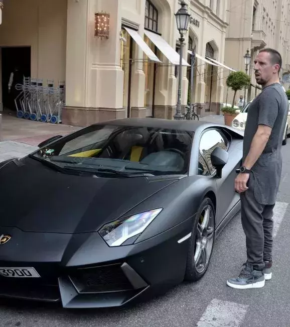 Franck Ribéry braucht nur 45min44sek, um sich seinen Lamborghini Gallardo leisten zu können