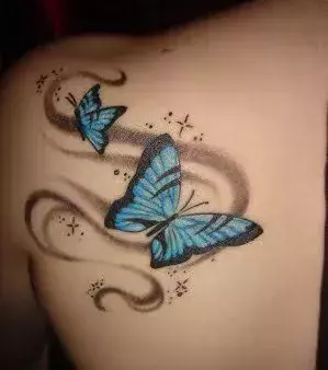 Frauen Tattoo: Blaue Schmetterlinge auf der Schulter