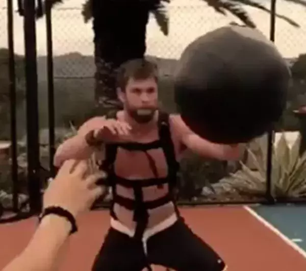 Für das laterale Training benutzt er einen sehr schweren Med-Ball.