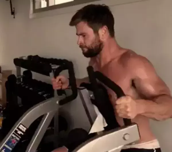 Für die Brustmuskulatur verwendet er eine Mehrzweckmaschine für den Oberkörper.