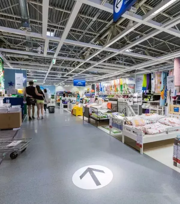 Genau wie in Videospielen gibt es bei Ikea geheime Abkürzungen. Alle Türen auf denen nicht steht „Unbefugten Zutritt verboten“, dürfen von Kunden benutzt werden.