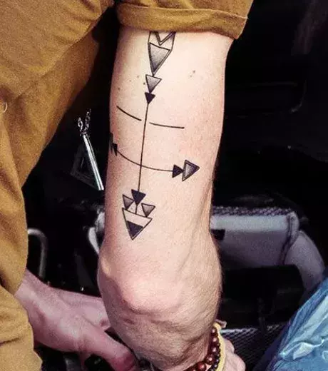 Geometrisches Indianer Tattoo mit Pfeil Motiv auf der Rückseite des Oberarms eines Mannes
