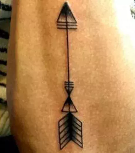 Geometrisches Pfeil Tattoo auf dem Arm, das von Indianern inspiriert wurde