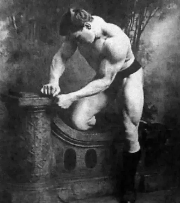 George Hackenschmidt, bekannt für die Etablierung des Hack Squats, 1900