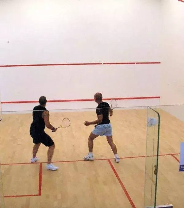 11. Squash zwischen 600 und 920 Kalorien pro Stunde