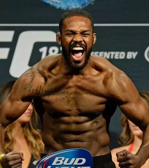 4. Jon Jones wurde 3 Tage vor seinem Kampf bei der UFC 200 bei einem Dopingtest positiv getestet. Der Test enthüllt, dass er Clomifen und Letrozol, zwei verbotene Substanzen genommen hat