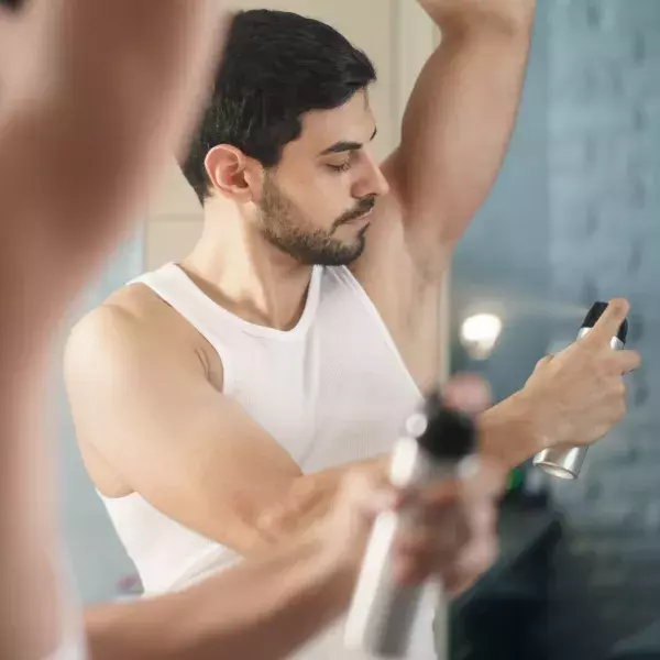 8. Männer wirken maskuliner, wenn sie Deodorant benutzen