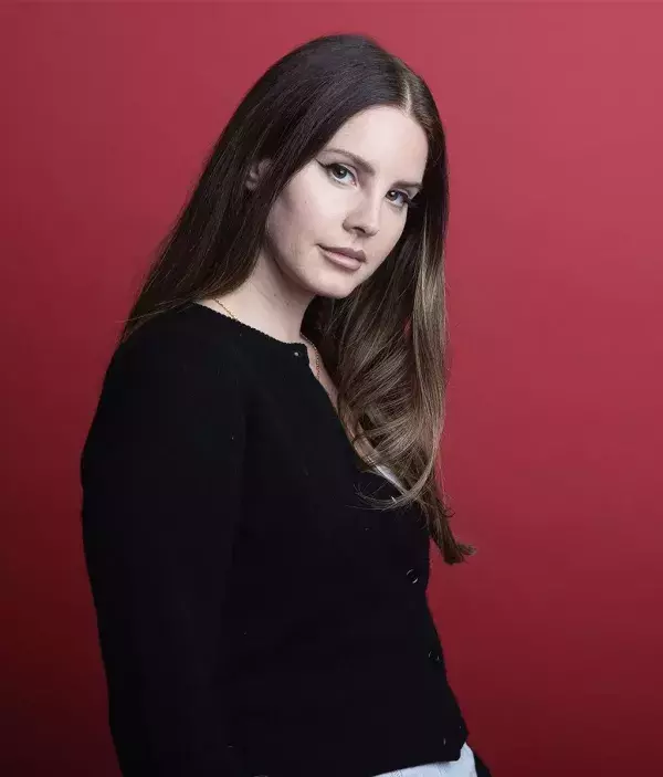 Auch Lana del Rey ist 1985 geboren, wirkt aber durch ihre Engelsart jünger.