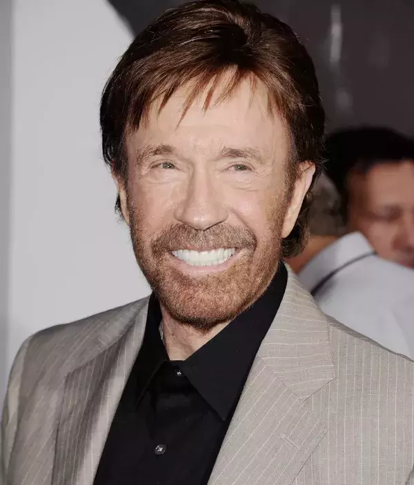 Chuck Norris, der scheinbar nicht altert, ist ebenfalls 1940 geboren!