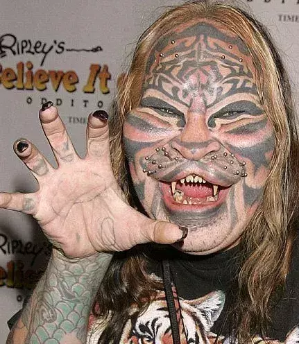 Dennis Avner, auch bekannt als „Cat Stalking“, war ein US-Amerikaner, der für seine extremen Body-Art-Künste berühmt wurde. 2012 starb er im Alter von 54 Jahren.