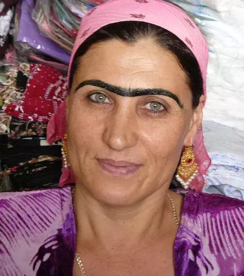 Die Monobraue: In Tajikistan ist die Monobraue Zeichen von Wohlstand, Frauen zeichnen sie sich sogar auf, um aufzufallen!