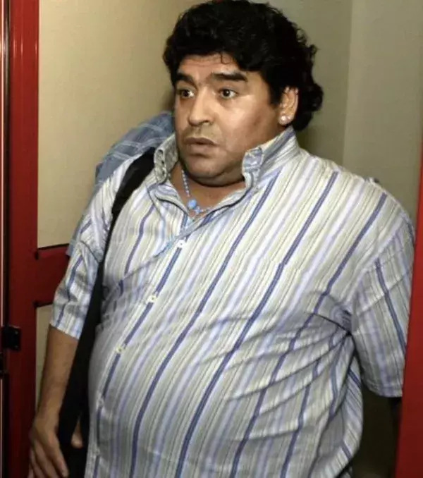 Diego Maradona mit Riesen-Kugel