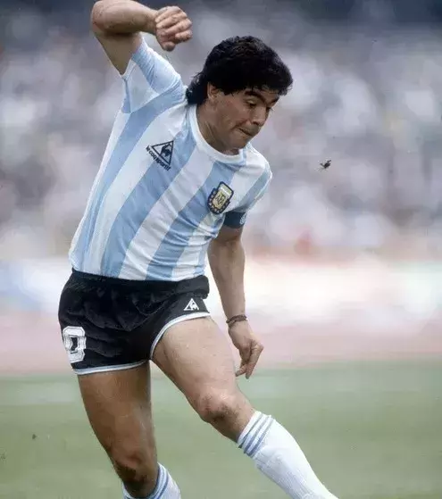 Diego Maradona rank und schlank